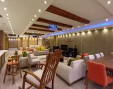 نورپردازی جرفه ای از سقف و مبلمان راحتی سفید رنگ در سالن نشیمن آپارتمان در ایزدشهر 768549684