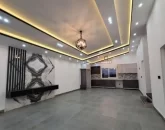 نمایی از اتاق نشیمن و آشپزخانه با معماری مدرن و لاکچری