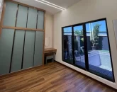 اتاق خواب با پنجره بزرگ و نورگیر و کمددیواری مدرن در ویلای 250 متری استخردار در سرخرود 54156416514510