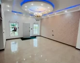 اتاق نشیمن و نورپردزی آبی و سفید از سقف ویلا دوبلکس 178 متری نما سفید در بابلسر 68643535432