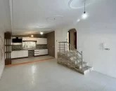آشپزخانه با کابینت سفید رنگ و پله های سنگی اتاق نشیمن ویلا 300 متری سه خواب در چاکسر 541685453