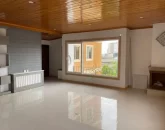 نمای داخلی اتاق نشیمن و پنجره نورگیر و شوفاژ با کاور آپارتمان 85 متری 2 خوابه خوش ساخت در محمودآباد 65846853