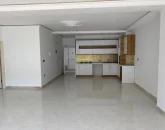 آشپزخانه با کابینت سفید و کف سرامیکی آپارتمان 120 متری دوخواب در بیشه کلا 553465626