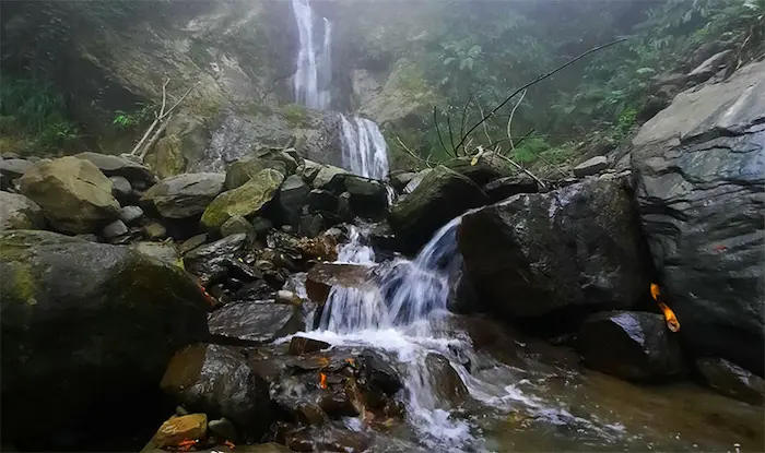 آبشار پرفشار در دل صخره های آبشار شی الیم 5466846