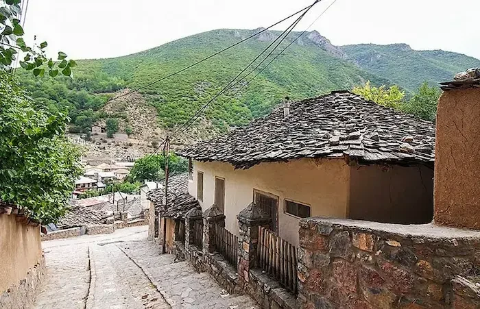 خانه های قدیمی در کنار کوهستان سرسبز روستای کندلوس 48697465