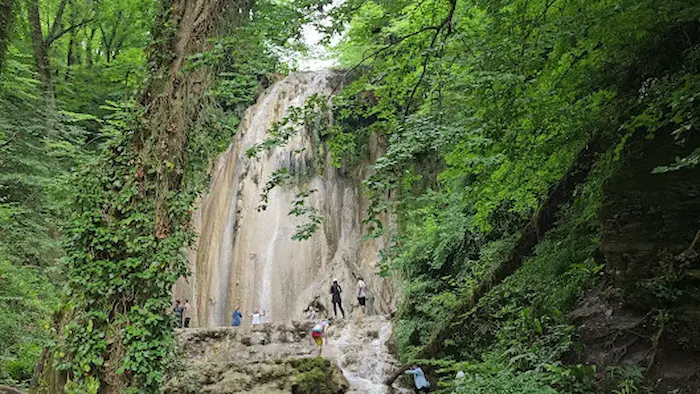 آبشار صخره ای با درختان سرسبز آن در بابلسر و در نزدیکی سوادکوه 468787