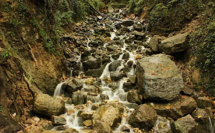 جریان آب آبشار آب پری در لابه لای سنگ ها 45646548