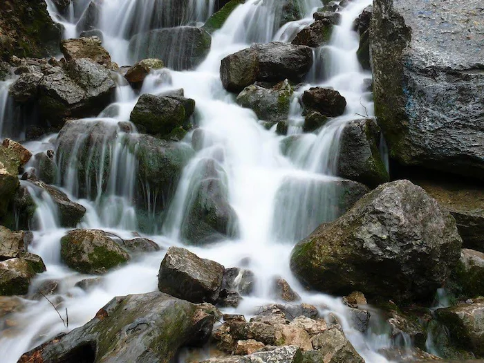 جریان آب در لابه لای سنگ های آبشار آب پری 46841698