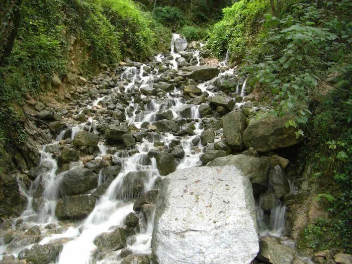 جریان آب از لابه لای سنگ های آبشار آب پری 46854685