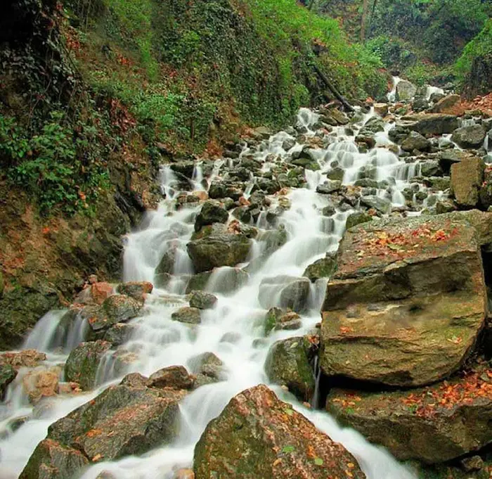 جریان آب آبشار آب پری در پاییز 4658484