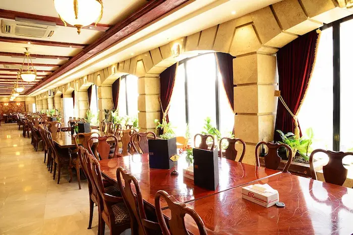 رستوران ارکیده و میز و صندلی های چیده ده در محمودآباد 468978