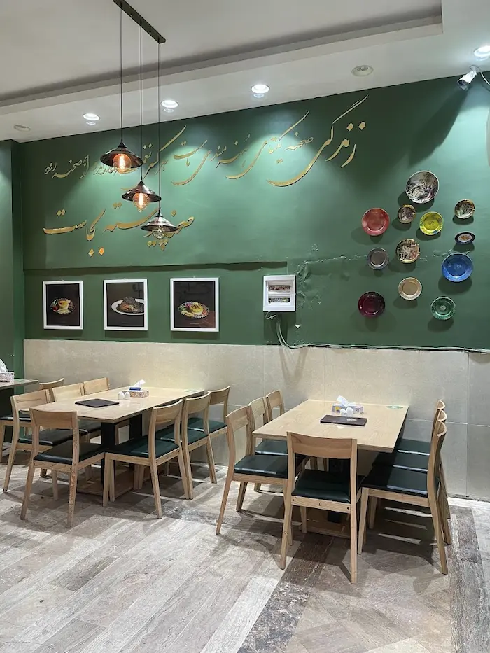 دیوار سبز رنگ پر نقش و نگار رستوران سوسه کباب 7484798498