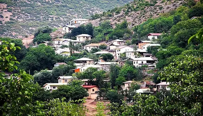 تراکم خانه های روستایی در کوهستان های سرسبز کندلوس 1456488