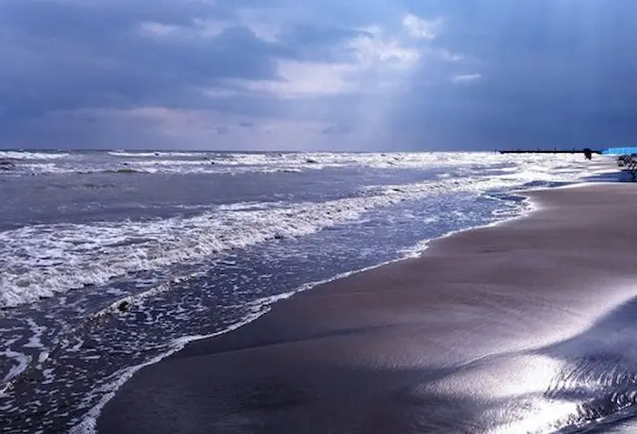 موج های خشمگین دریای نور در زیر آسمان ابری مازندران 468748 