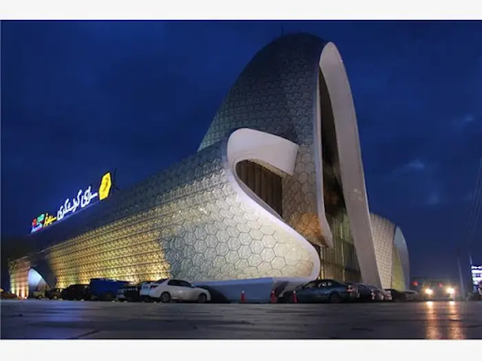 طراحی و معماری مدرن با نمای سنگی سرای گردشگری سیمرغ در شب 48748