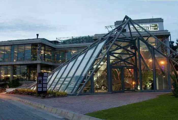 نمای ساختمان شیشه ای و با سازه های آهنی موزه گالری دیدی 46846