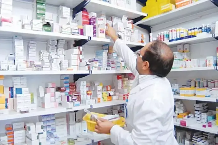 دارو برداشتن خدمه داروخانه روزانه خزر محمودآباد 4859746