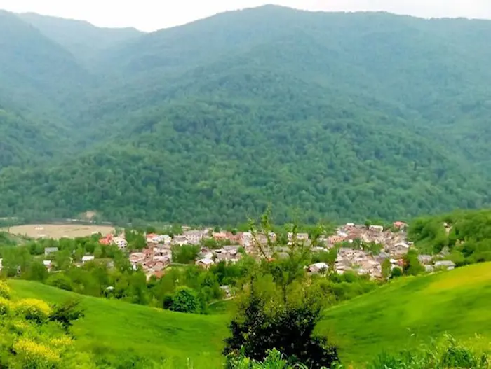 روستای انارجار و خانه های روستایی در کنار کوه های سرسبز 56448