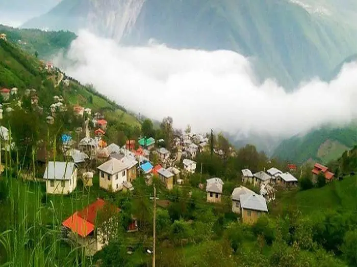 خانه های مسکونی در روستای کوچک بیشه محله فریدونکنار در داخل کوهستان های مه آلود 474847