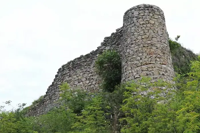 قلعه ای با ارتفاع بلند و آجری در رامسر 45847