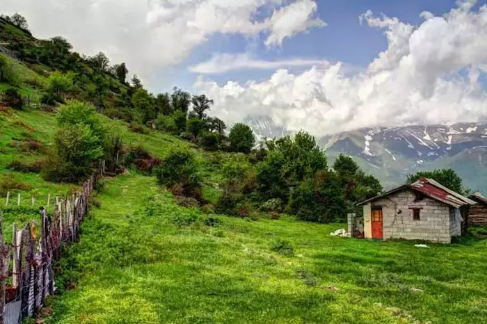 خانه روستایی در کنار دشت های سرسبز در ارتفاعات مازندران 4587487