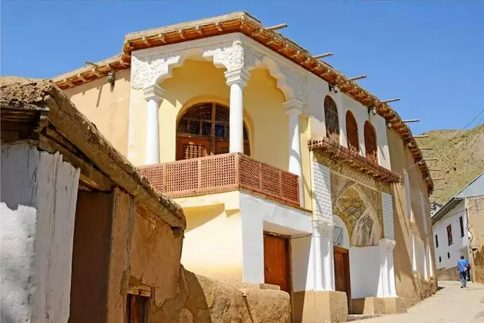 منزل نیما یوشیج و نمای ساختمان قهوه ای و سفید رنگ در مازندران 15614