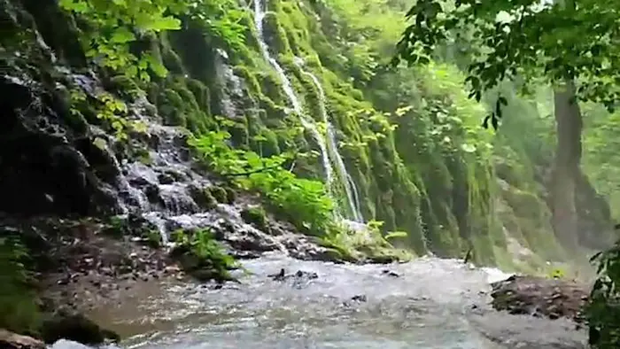 طبیعت سرسبز در کنار آبشار دیدنی حرام او 47854