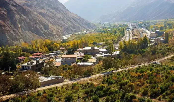 خانه های مسکونی در کنار پوشش گیاهی سرسبز و کوه های عظیم روستای آهی محله 25615