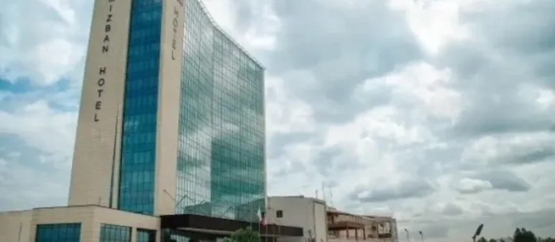 نمای یرونی ساختمان با سازه شیشه ای سنگی هتل میزبان بابلسر 4586468