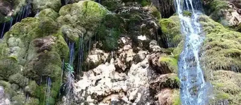 ریزش آب بر روی سنگ های عظیم آبشار کپ 564