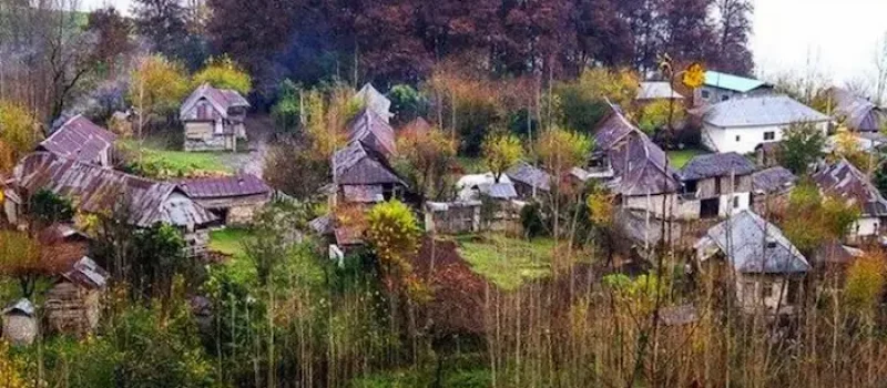 روستای گالشکلا و خانه های روستایی در فصل پاییز 549786