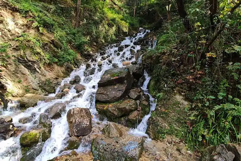 آب های جاری در لابه لای سنگ ها در آبشار آب پری9646