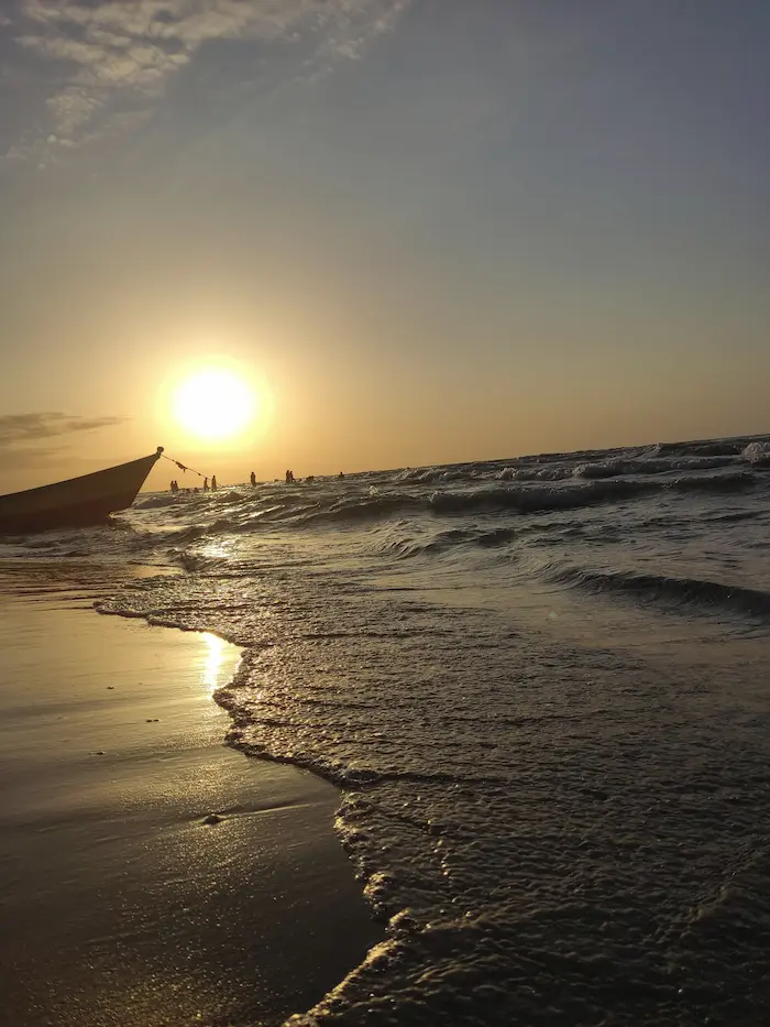 ساحل آرام مرمر در غروب آفتاب