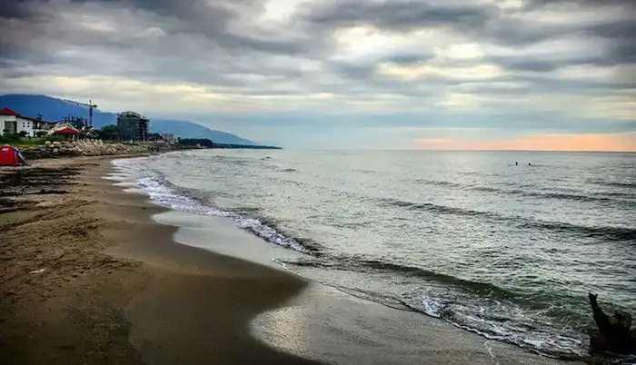 آرامش امواج زلال آب در ساحل میرود