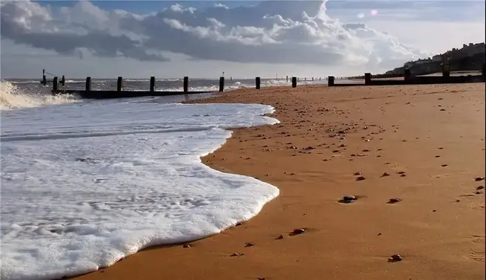 امواج ریز دریا در ساحل شنی سرخرود در آسمان  آبی