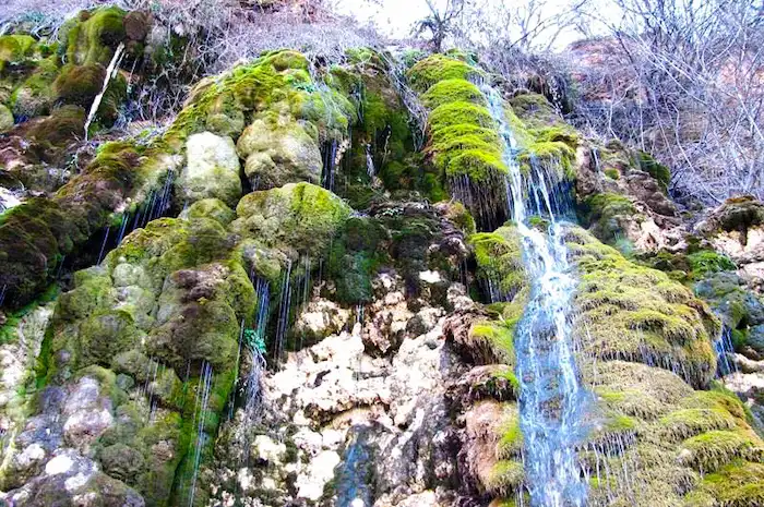 عبور جریان آب از تخته سنگ های آبشار کپ 84874