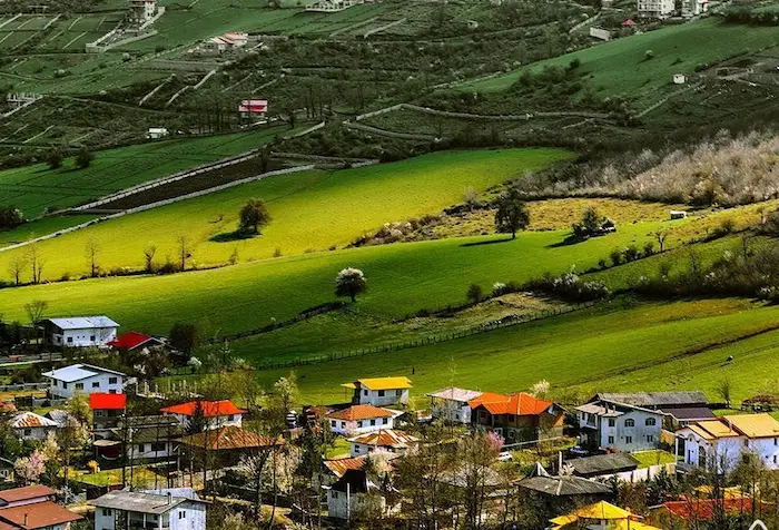 هارمونی تپه های سرسبز و خانه ها در کناریکدیگر در روستای ملاکلا
