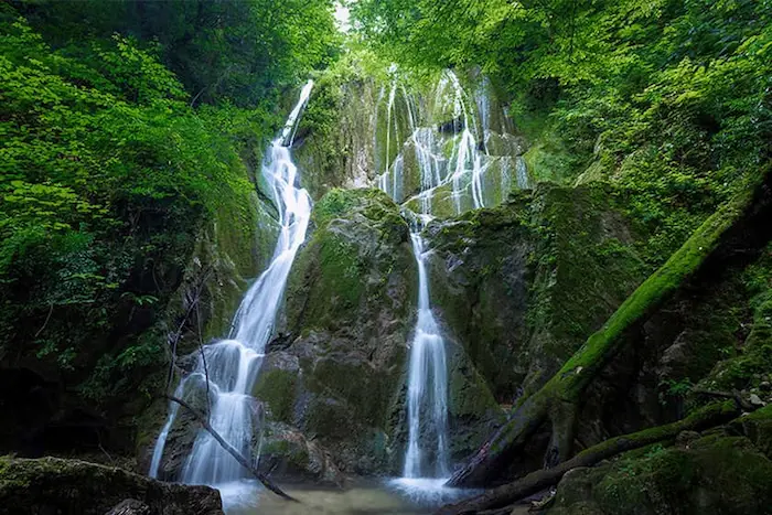 سقوط آب در لابه لای خزه های سنگی آبشار شی الیم