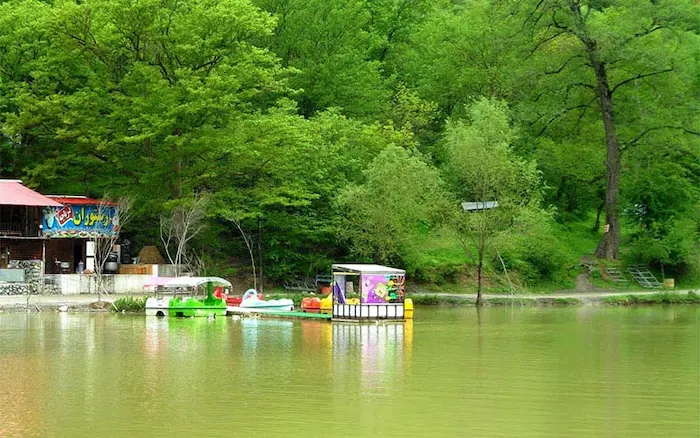 قایق سواری در دریاچه شورمست سوادکوه در بهار و تابستان