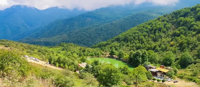 نمایی از همجواری درختان سرسبز و آب بندان های روستای سرسبز ملاکلا