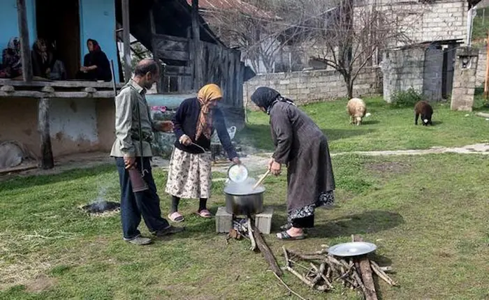 پختن آش توسط زنان روستایی در مراسم پدرام سروش 558779655