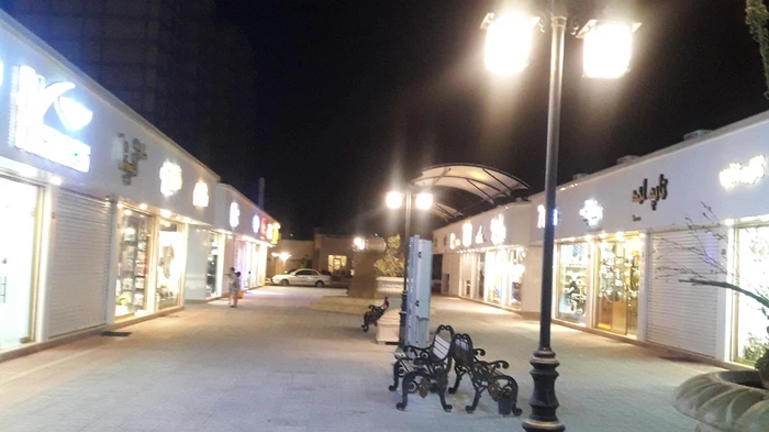 نور پردازی مغازه ها و خیابان با چراغ های ایستاده 47474524