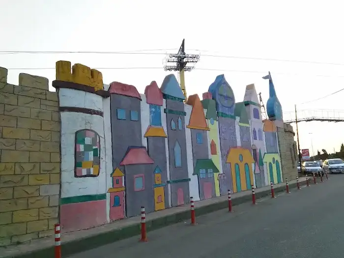 طراحی های کارتونی و رنگارنگ دیوارهای شهربازی رویاها