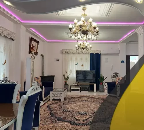 میز غذاخوری و تلویزیون و سقف نورپردازی شده با نور بنفش سالن نشیمن ویلا در شهرک دریاکنار