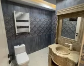 توالت فرنگی و روشویی مدرن سرویس بهداشتی آپارتمان در بابلسر