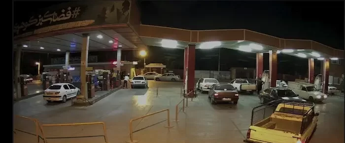 ماشین های در حال سوخت گیری در پمپ بنزین سرخرود