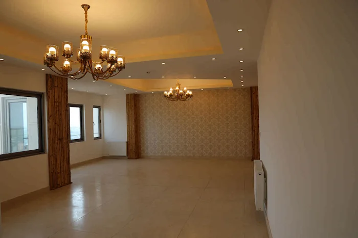 اتاق نشیمن با نورپردازی لایت از سقف و لوسترهای هالوژنی برج پیام 4 416584653486