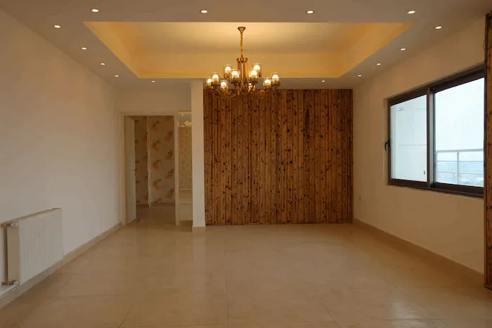 اتاق نشیمن سفید با دیوارپوش تیوی چوبی و نورپردازی لایت از سقف 514684541