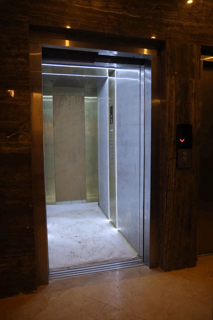 آسانسور مدرن با نورپردازی ویژه برج پیام 4 54156352