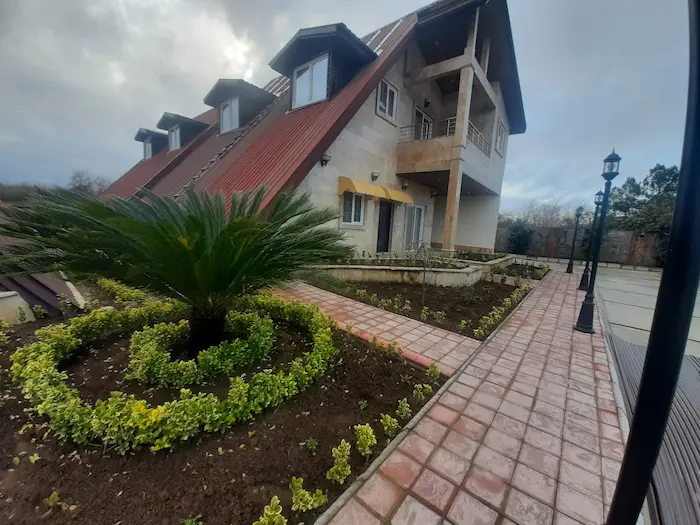 ویلای مدرن با معماری حرفه ای در شهرک پارادایس با باغچه دیزاین شده 4464513521